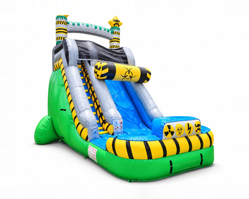 Toboggan Aquatique Toxic 9 × 3 × 6 m, packshot sur fond blanc