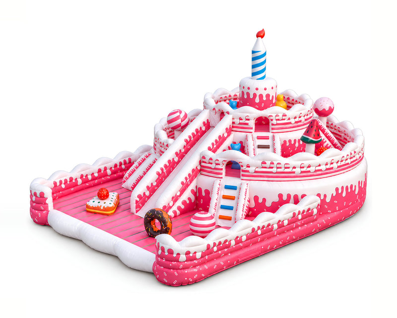 Aire de jeux Géante Gâteau d’Anniversaire 8 × 12 m, packshot sur fond blanc